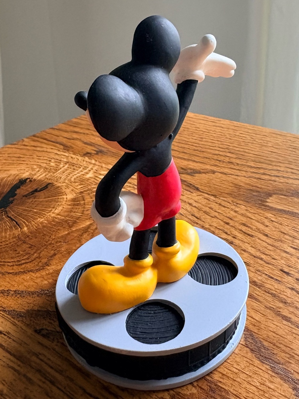 VTG 1999 Disney Mickey Mouse standing on film reel- Hand Painted Resin Figurine - Picture 5 of 15